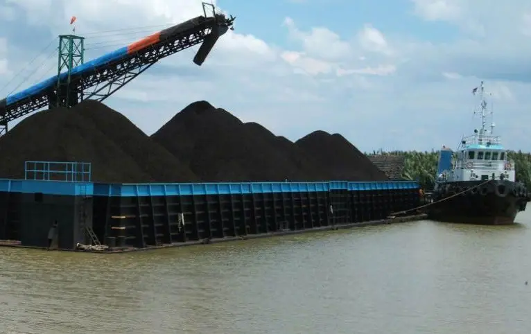 Barge PT MPM mengangkut batubara